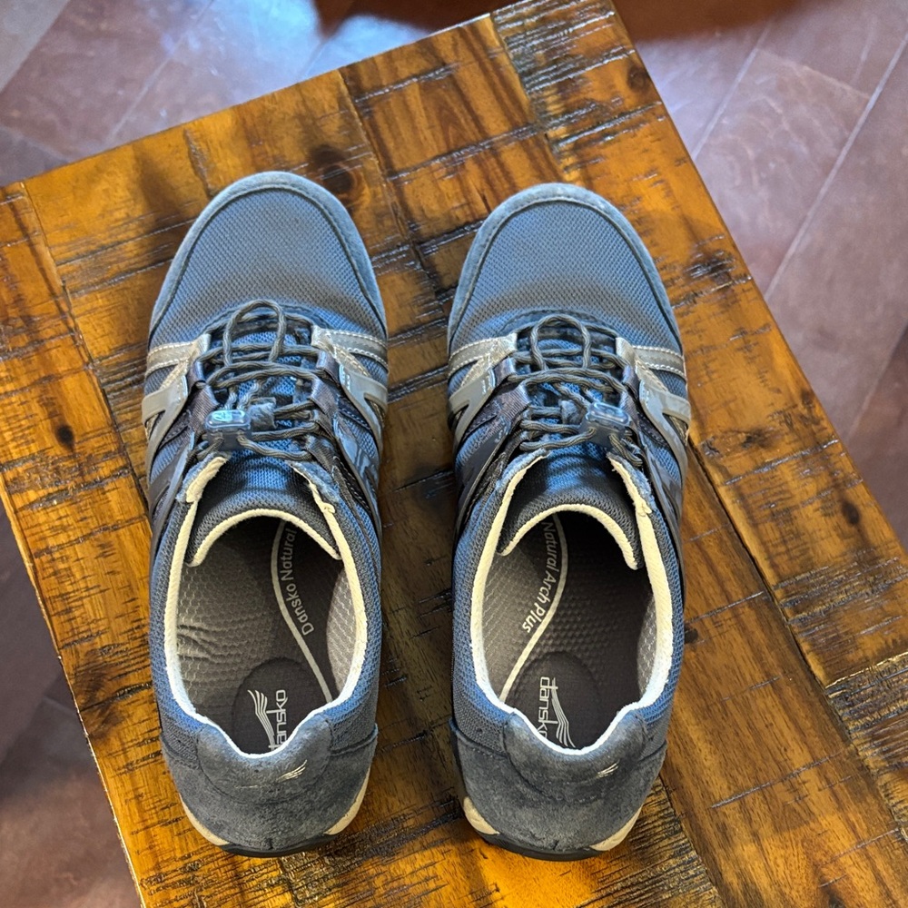 Dansko Henriette Blue Suede Sneakers
Size 40 US 9.5 women’s